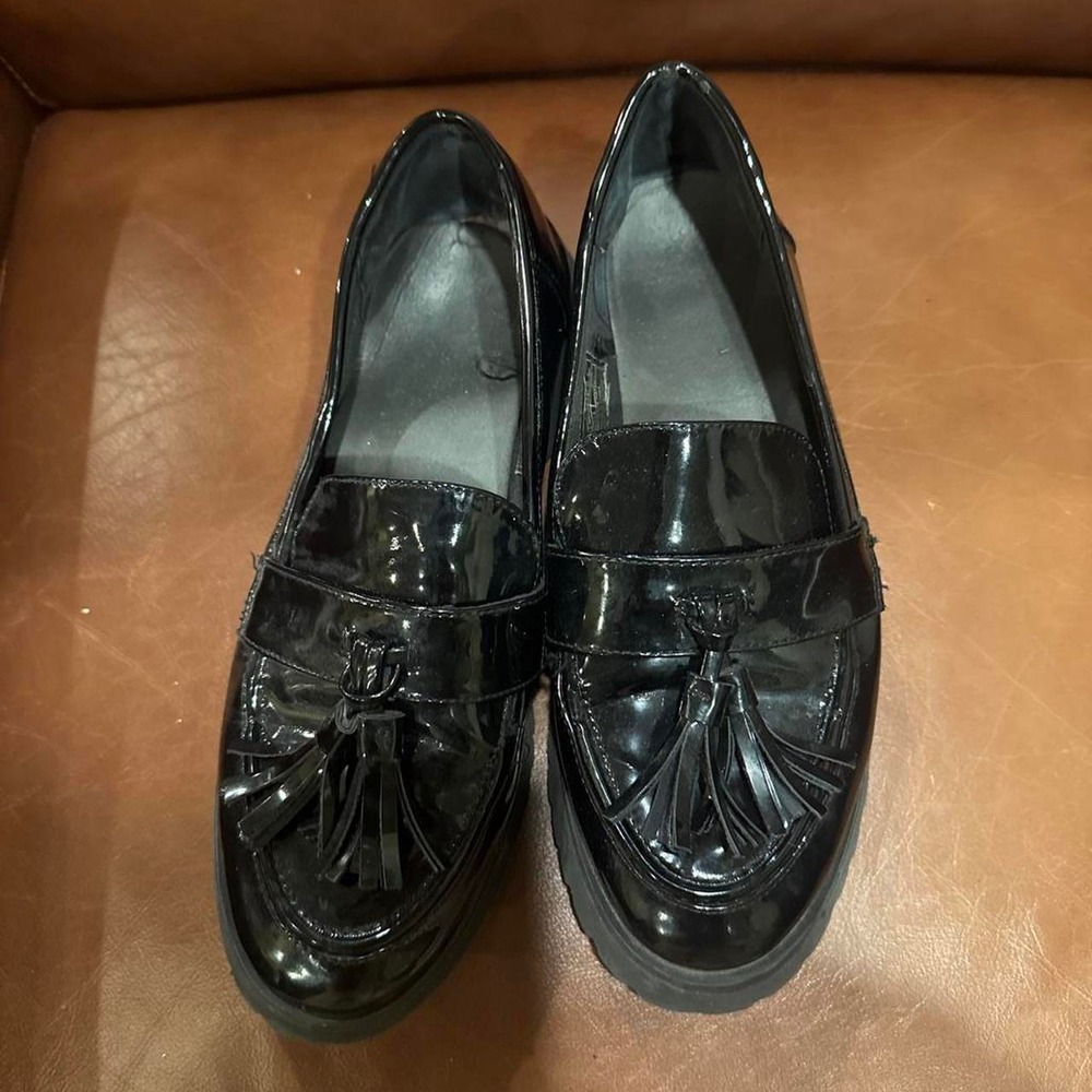Black patent leather loafers with tassel detail